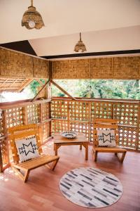 une chambre avec deux bancs et une table dans l'établissement Loko Amigos Bohol Panglao, à Mormol