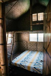 un lit superposé vide dans un dortoir avec toit dans l'établissement Loko Amigos Bohol Panglao, à Mormol