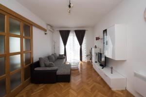 a living room with a couch and a tv at Apartment Brela 16603b in Brela