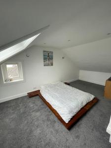 een witte slaapkamer met een bed in een kamer bij Coastal home with lots of space 5 bedrooms. in Buckhaven