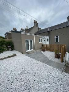 een huis met veel grind ervoor bij Coastal home with lots of space 5 bedrooms. in Buckhaven