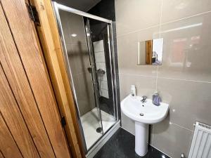 y baño con lavabo y ducha. en Full Studio Near Heathrow Airport & London en Hayes