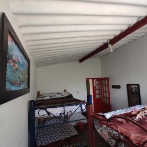 Agradable casa de campo con piscina, campo de tejo emeletes ágyai egy szobában