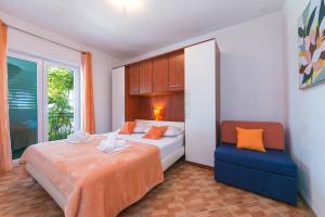 Postel nebo postele na pokoji v ubytování Apartments with a parking space Brela, Makarska - 16603