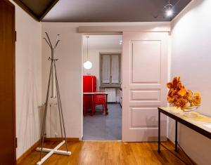 - un tripod dans une cuisine avec une chambre dotée d'une table dans l'établissement Cuore della città by Home a porter, à Turin