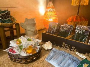 einen Tisch mit einem Korb mit Lebensmitteln und einer Lampe in der Unterkunft Hotel Asian Resort in Kōtōdaitōri
