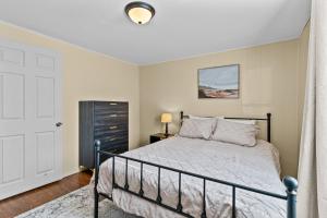 Una cama o camas en una habitación de Cozy Cape in Smithfield, RI