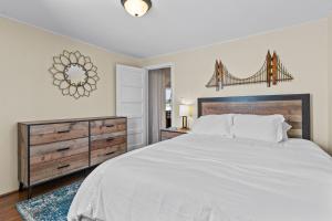 Cama ou camas em um quarto em Cozy Cape in Smithfield, RI