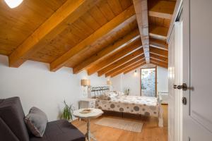ein Schlafzimmer mit einem Bett in einem Zimmer mit Holzdecken in der Unterkunft Luxury villa with a swimming pool Malo Grablje, Hvar - 20606 in Hvar
