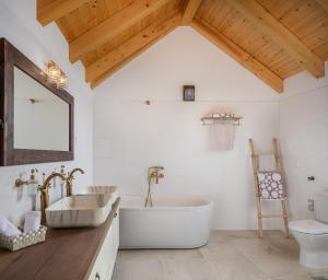 ein Badezimmer mit Badewanne, Waschbecken und Toilette in der Unterkunft Luxury villa with a swimming pool Malo Grablje, Hvar - 20606 in Hvar + 25 Fotos