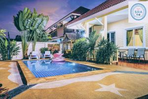 ein Pool vor einem Haus in der Unterkunft Relax private Pool Villas - 4 bedroom villas in Ao Nang Beach