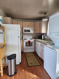 A cozinha ou cozinha compacta de Plainview Motel