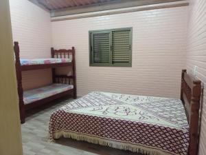 Bunk bed o mga bunk bed sa kuwarto sa Chácara Biritiba Mirim, Bairro Nirvana - Mogi das Cruzes