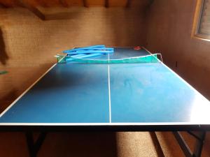 a ping pong table with a blue top at Chácara Paiva in Jarinu