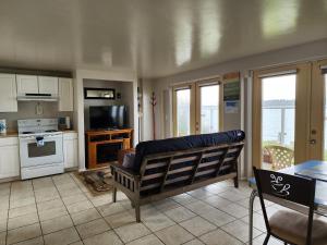 ein Wohnzimmer mit einem Sofa in der Küche in der Unterkunft Plainview Motel in Coos Bay
