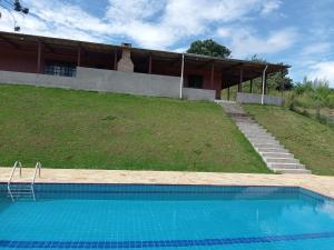 een zwembad voor een huis bij Chácara Biritiba Mirim, Bairro Nirvana - Mogi das Cruzes in Biritiba-Mirim