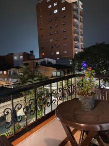 - une table sur un balcon avec vue sur la ville dans l'établissement Apartamento completamente amoblado, à Envigado