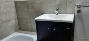 une salle de bain avec un lavabo et une baignoire dans l'établissement Alquiler Temporario Rosario 9, à Rosario