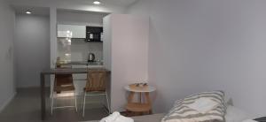 un salon avec une table et une cuisine dans l'établissement Alquiler Temporario Rosario 9, à Rosario