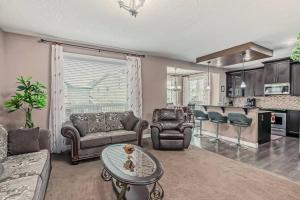 Η κουζίνα ή μικρή κουζίνα στο Luxury 4 Bedroom Cozy Home close to YYC, Shops, DT, Stampede, Mountains and many amenities in Panorama Hills NW Calgary