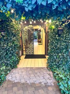 塞多纳Lantern Light Inn - Romantic Getaway的一所房子的入口，门敞开，上面长满常春藤