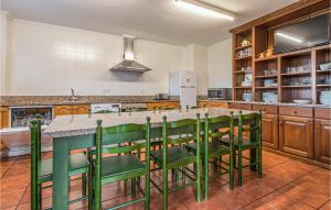 eine Küche mit einem großen Tisch und grünen Stühlen in der Unterkunft Amazing Home In Sevares With Kitchen in Sevares