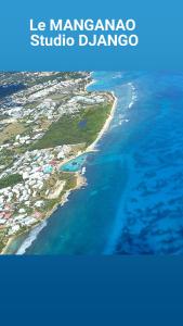une vue aérienne d'une plage et de l'océan dans l'établissement STUDIO DJANGO, à Saint-François