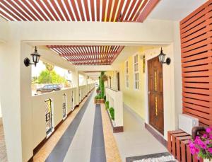 a corridor of a house with a wooden ceiling at Win Hotel Phayao in Phayao