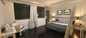 - une chambre avec un lit et une fenêtre dans l'établissement Sindyguesthouse, à Chiang Mai