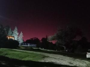 uma vista para um campo de golfe à noite em Casona de Campo Los Nogales em Santa Rosa de Calamuchita