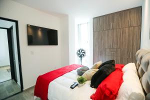 een woonkamer met een bank en een rode deken bij PP Nuevo Apartamento Moderno y Central in Ibagué