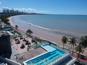 - Vistas a la playa y a la piscina en Flat Studio Beira Mar Cabo Branco en João Pessoa