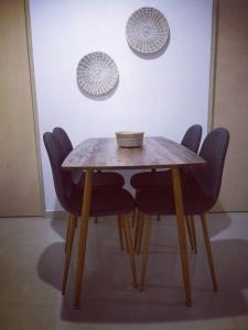 uma mesa com cadeiras e uma tigela em cima em Moderno, ubicación estratégica. em Bucaramanga