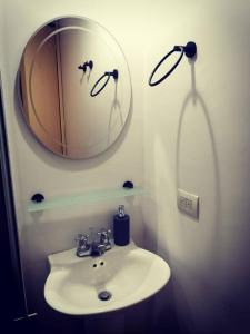 W łazience znajduje się umywalka, lustro i prysznic. w obiekcie Moderno, ubicación estratégica. w mieście Bucaramanga
