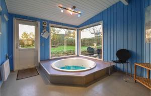 bañera grande en una habitación con ventana en Lykkehus, en Vedelshave