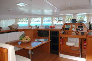 聖安妮的住宿－Catamaran TAO，船上的厨房配有桌子