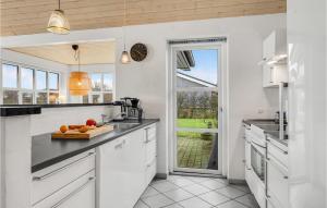 Η κουζίνα ή μικρή κουζίνα στο 4 Bedroom Amazing Home In Humble