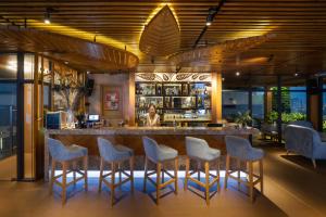 eine Bar in einem Restaurant mit blauen und weißen Stühlen in der Unterkunft Diamond Sea Hotel in Đà Nẵng
