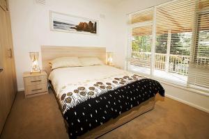 カウズにある2-38 Chapel St, Cowesの大きなベッドと窓のある寝室