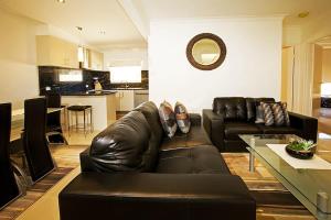 カウズにある2-38 Chapel St, Cowesの革張りのソファとテーブルのあるリビングルーム +5枚の写真