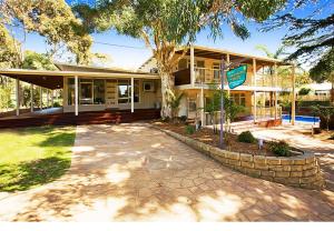 カウズにある2-38 Chapel St, Cowesの前に看板がある家