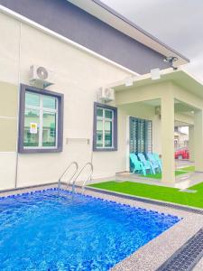 - une piscine en face d'une maison dans l'établissement SARASERA HOMESTAY with PRIVATE POOL MELAKA, à Malacca