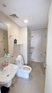 uma casa de banho com um WC, um lavatório e um chuveiro em HHomes - Cozy 2 Bedroom & Pool GYM at Masteri Thao Dien D2 em Ho Chi Minh
