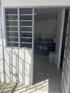 a kitchen with a refrigerator and a counter in a room at Apartamento Vacacional Riohacha in Ríohacha