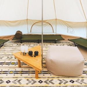 豐岡的住宿－煙神キャンプヴィレッジ，带桌椅的帐篷客房