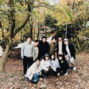 um grupo de pessoas posando para uma foto em 煙神キャンプヴィレッジ em Toyooka