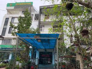 un edificio con un toldo azul delante de él en Nhà nghỉ Hà Giang, en Lạng Sơn