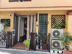 da inn في أوساكا: باب امامي لبيت فيه بوابة ونباتات