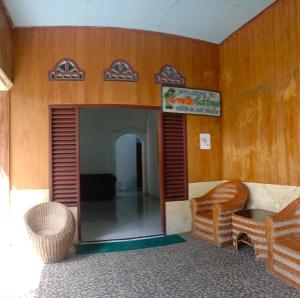 Habitación amplia con sofá y silla. en Evelin cottage, en Ohoililir