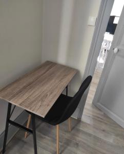 ヌヴェールにあるFrançois Mitterrand Appartementの木製テーブルと黒い椅子